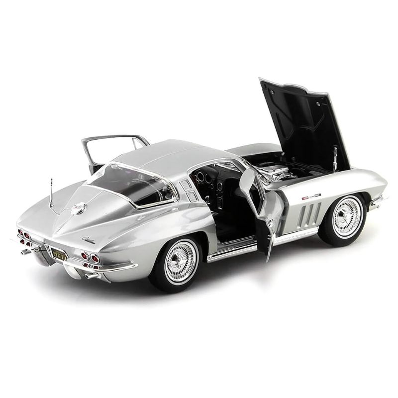 Maisto - 1:18 Silver Chevrolet Corvette (1965) Die-Cast Model Car
