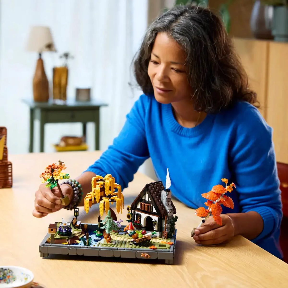 LEGO Icons Autumn Cottage Garden – 1102 Pieces (11372)