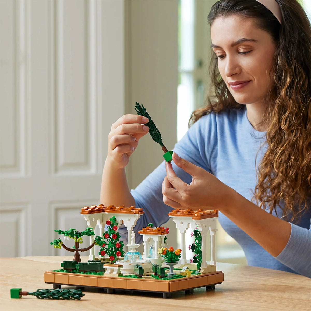 LEGO Icons Fountain Garden – 1302 Pieces (10359)