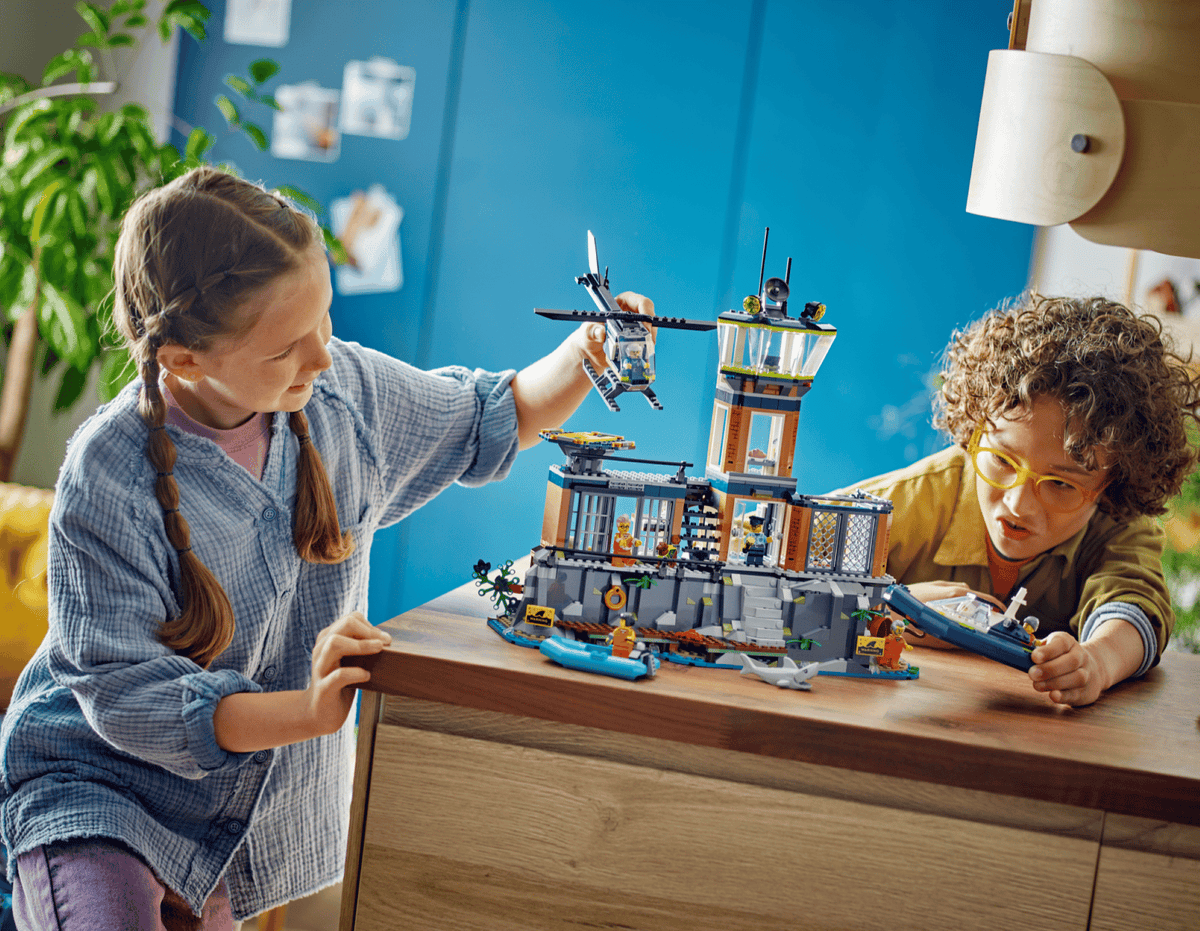 LEGO City Piece Police Prison Island – 980 Pieces (60419)
