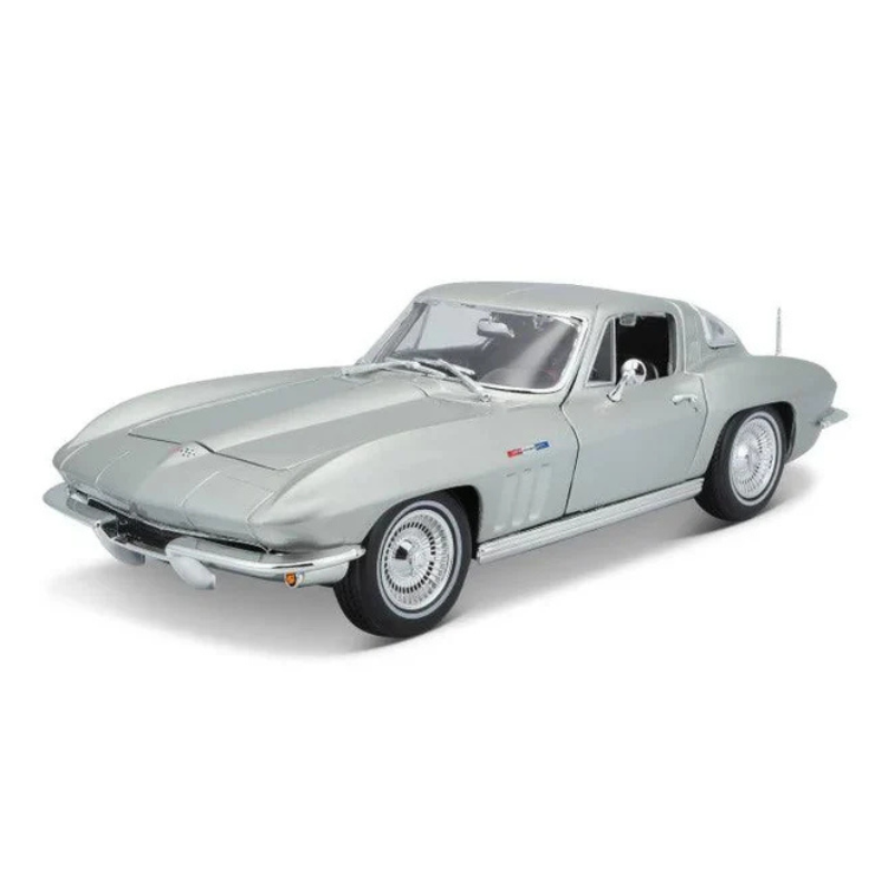 Maisto - 1:18 Silver Chevrolet Corvette (1965) Die-Cast Model Car