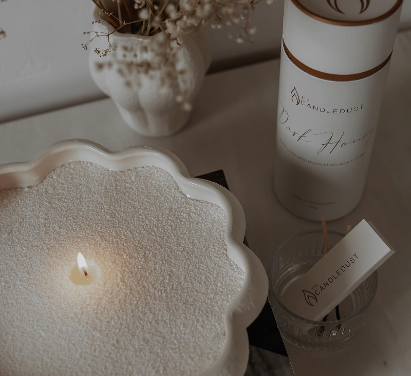 The Candle Dust - 330g Sand Candle | Dark Honey